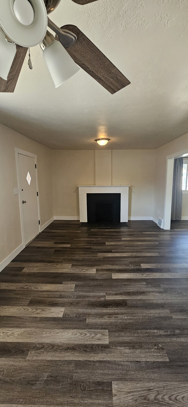 Building Photo - 916 300 N