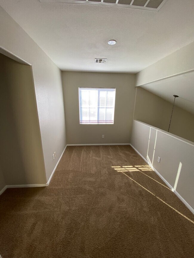 Building Photo - AMERICANA Property Mgmt - Freshly remodele...