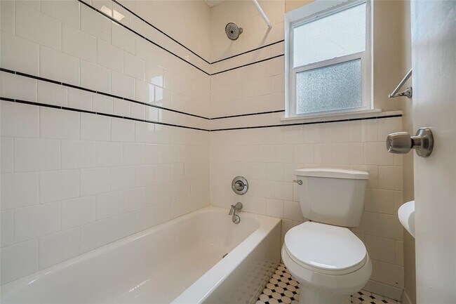 Building Photo - 5604 Woodrow Ave