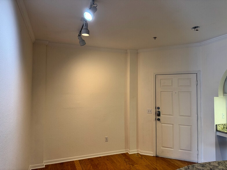 Entryway and front door - 860 N Orange Ave