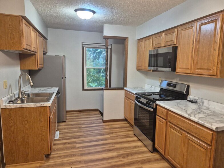 Building Photo - 1205 Parkview Dr