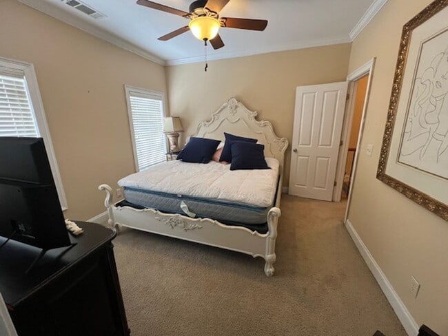 Building Photo - 2 bed 2.5 Condo- Great Location!