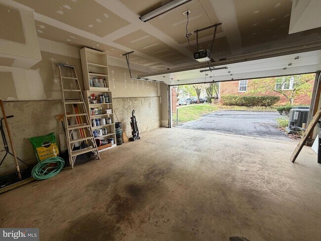 Building Photo - 300 Garden View Square