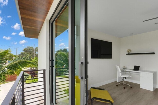 Building Photo - 1238 NE 17th Ave