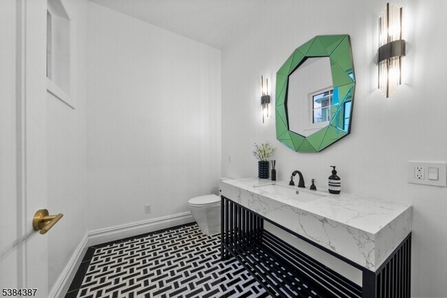 Building Photo - 472 High St