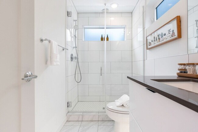 Building Photo - 628 10th Ave E