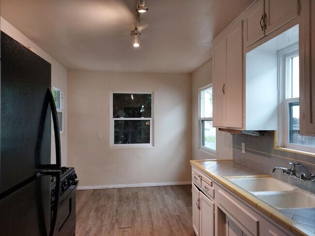 Building Photo - South Park Area 2 Bedroom Cottage w/Garage