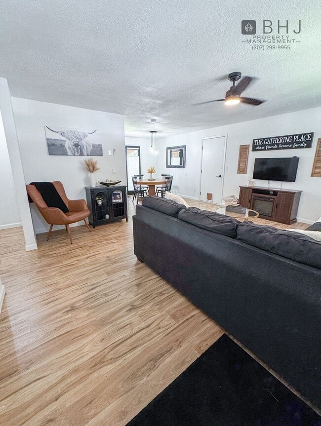 Building Photo - Dog Friendly 2 bed/ 1 bath HOUSE for Rent!