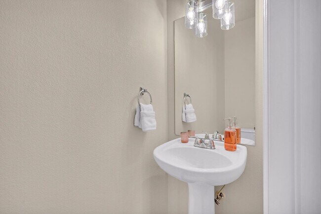 Building Photo - Immaculate 3 Bedroom Townhome Near Downtown COS