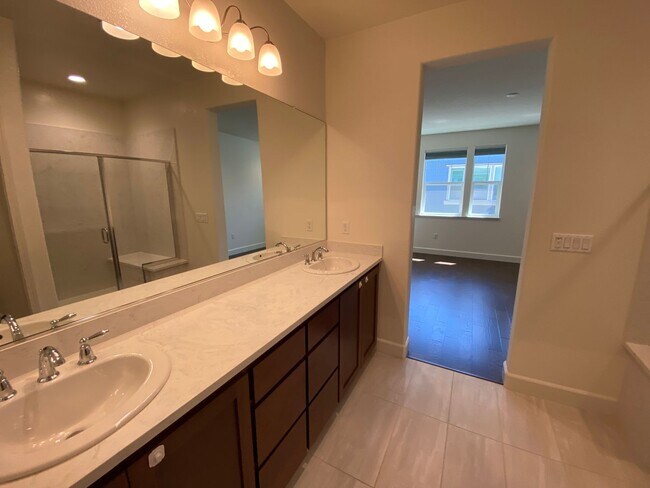 Building Photo - SUNNYVALE - executive townhome with amazin...
