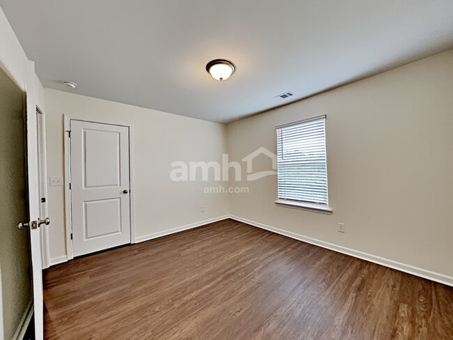 Building Photo - 318 Camp dr