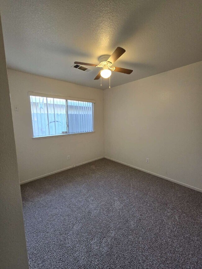 Building Photo - Walking distance to shopping and restauran...