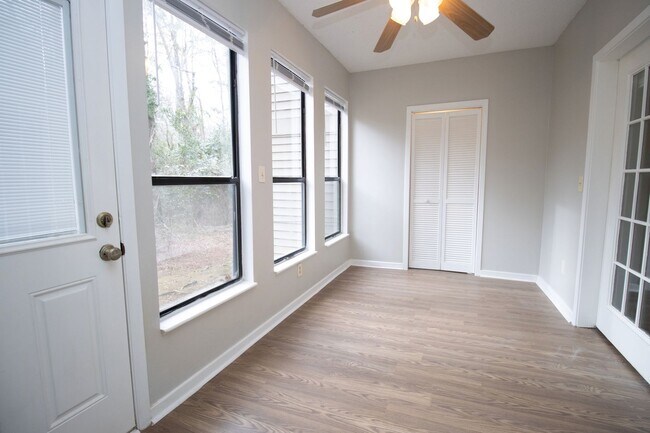 Building Photo - 3001 Village Creek Dr