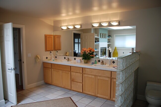 Building Photo - 20522 NE 23rd Ct