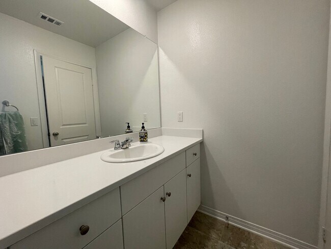 Building Photo - Beautiful Three Bedroom Two and a Half Bathroom Home in Murrieta!