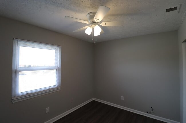 Building Photo - 521 Foxwood Dr