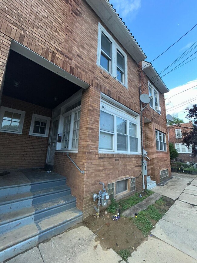 Building Photo - 1243 Dayton St
