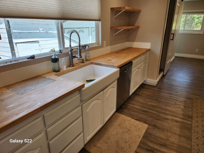 Building Photo - Beautiful home in a private country settin...