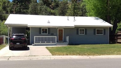Building Photo - In Town House with Huge Backyard
