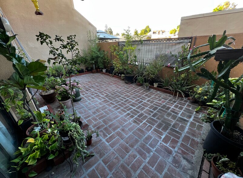 Building Photo - 25671 Le Parc