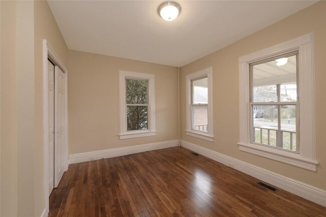Building Photo - 549 Scranton Ave