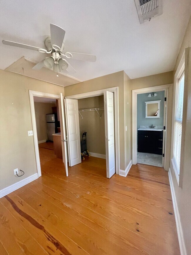 Building Photo - 1 Bedroom / 1 Bathroom Apartment – Walk to Forsyth Park