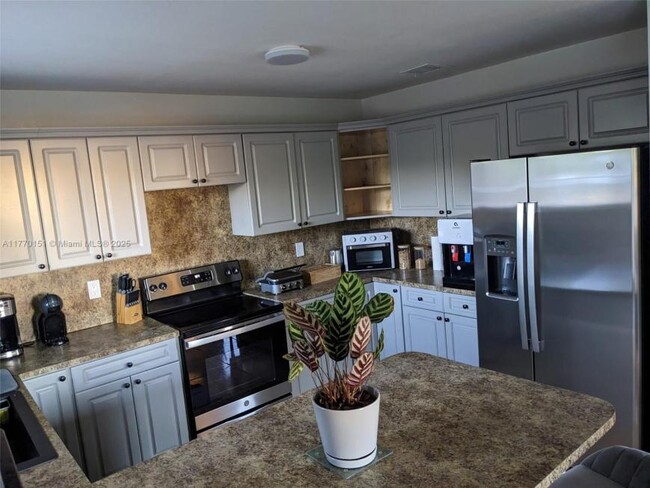 Building Photo - 3 bedroom in Miami FL 33150