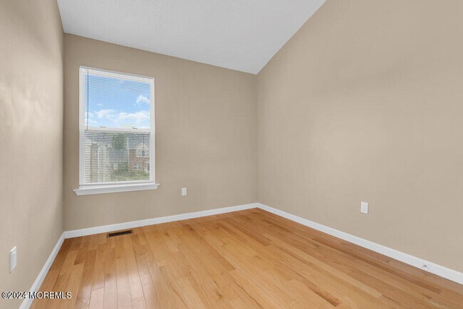 Building Photo - 87 Richmond Ct S