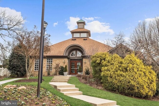 Building Photo - 208 Goldsborough Dr