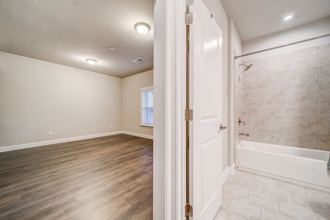 Building Photo - 1363 Harris Way S