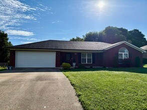 Building Photo - 3 bedroom 2 bath house for rent in Jeffersonville