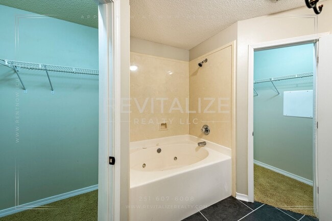 Building Photo - Gorgeous 3 Bed 2 Bath Brick Cottage on Corner Lot