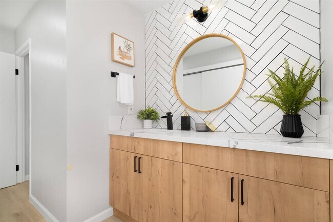 Building Photo - 531 Hahaione St