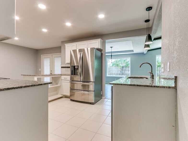 Building Photo - 9906 Mantle Dr