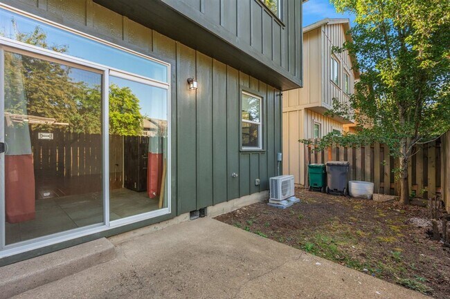 Building Photo - Charming 3 Bedroom 2.5 Bath Condo Available Now!