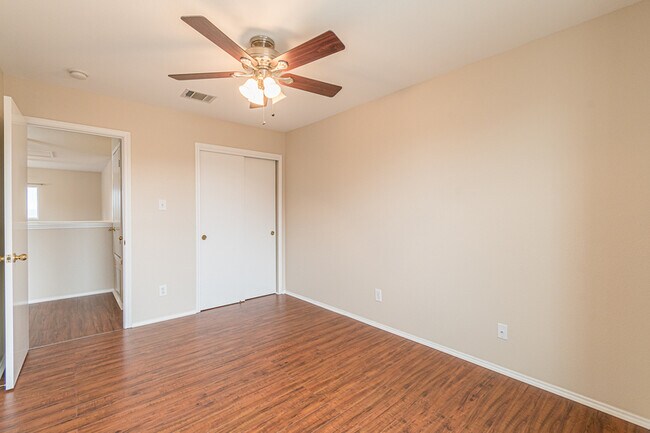 Building Photo - 137 Weeping Way
