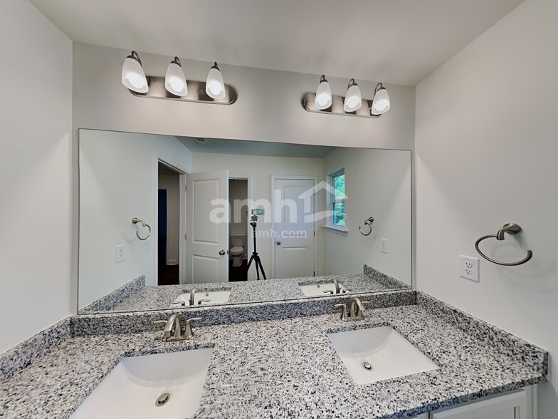 Building Photo - 5070 Hudson Vly Dr
