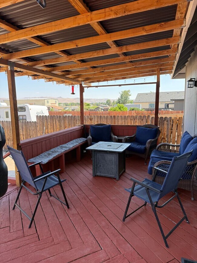 Building Photo - Located in the heart of Spanish Springs