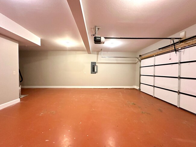 Building Photo - 1093 Henry Pl Blvd