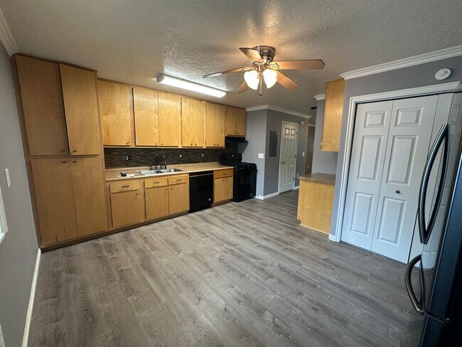 Building Photo - Cute and Cozy 2 Bed, 1.5 Bath Townhome in the Meadows!