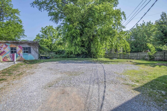 Building Photo - 117 E Glenwood Ave