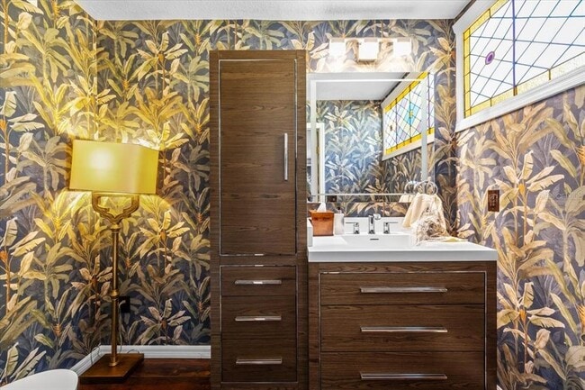 Building Photo - 2903 W Bay Ct Ave