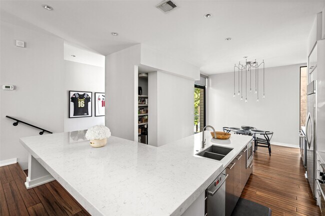 Building Photo - 2202 Whitney St