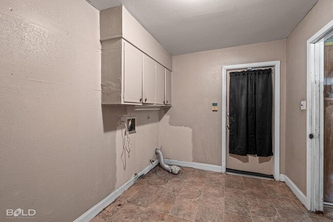 Building Photo - 2935 Salem Dr