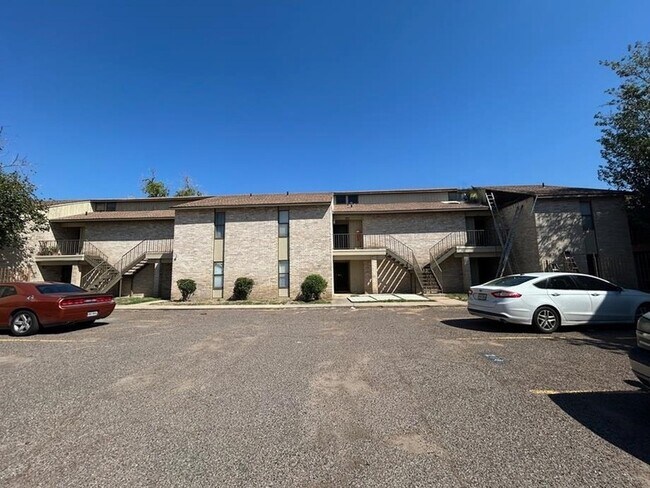 Building Photo - 100 Hillside Rd