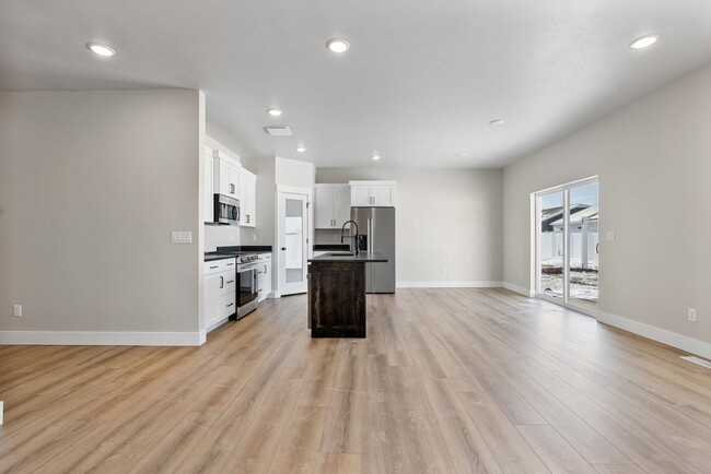 Building Photo - AVAILABLE JANUARY 2025 - 3 BED 2 BATH TWIN...