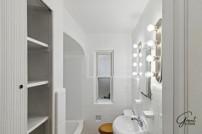 Building Photo - $1350 3 bedrooms