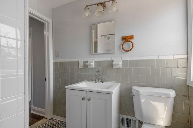 Building Photo - Newly Renovated 3 Bedroom 2 Bathroom in