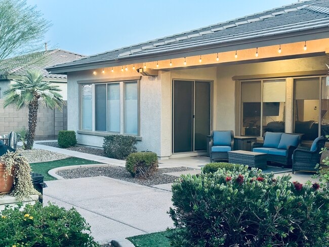 Building Photo - 372 W Aster Dr