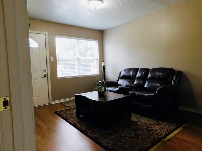 Building Photo - 2/1 - Pet Friendly Near TSU